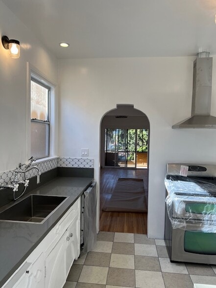 Building Photo - 926 S Curson Ave