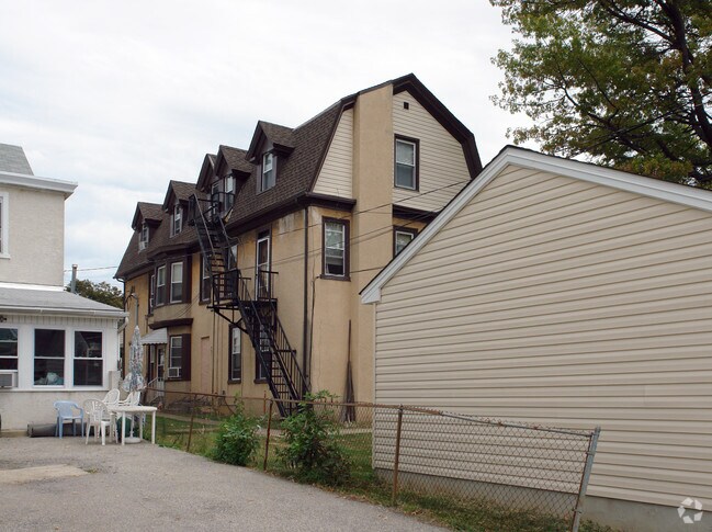 Building Photo - 109 E 4th Ave