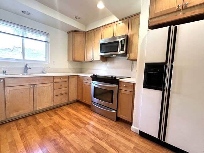 Building Photo - Mission Valley 3 BR 2 BA Condo w/ Parking and A/C