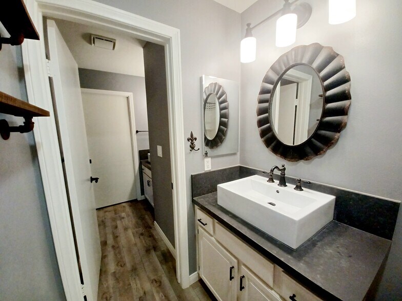 Building Photo - 3664 Clairemont Dr