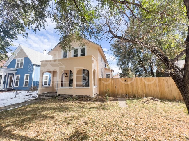 Building Photo - Downtown Two-Story Home