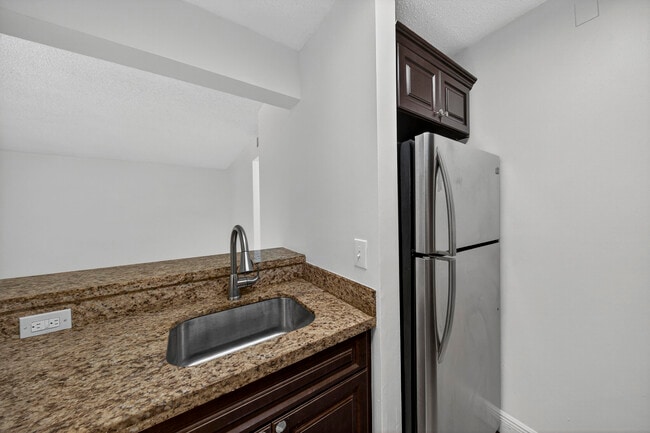 Building Photo - 913 Meadows Cir