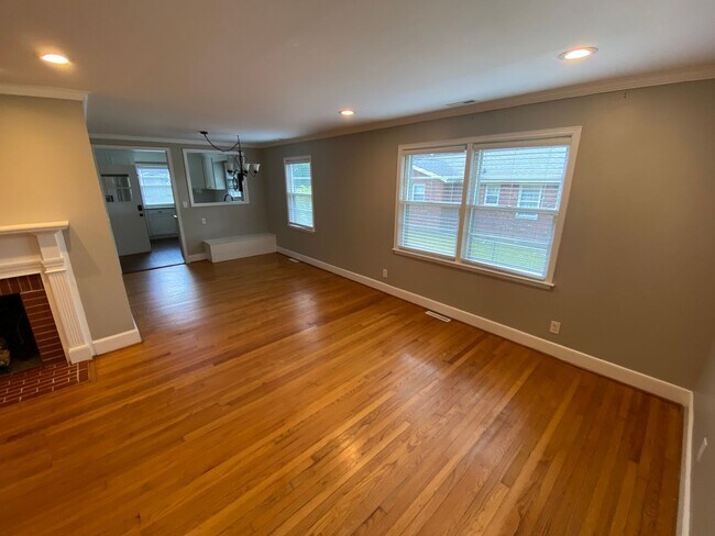 Building Photo - Amazing Brick 3 bedroom 2 bathroom rental ...