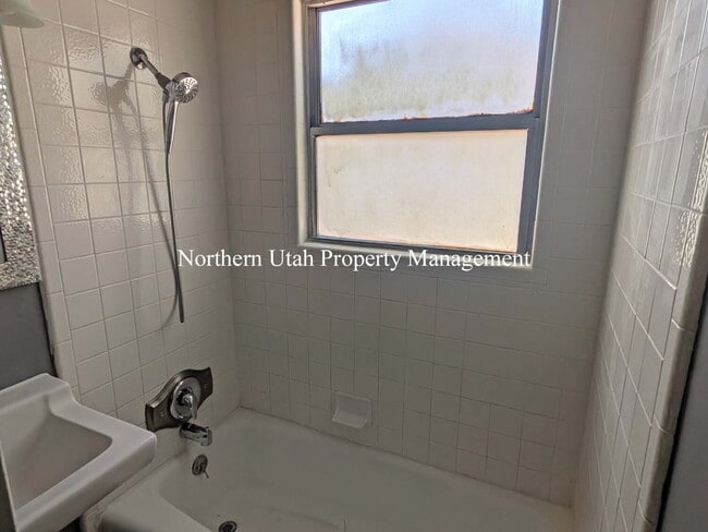Building Photo - New Paint - 3 Bed 1 Bath