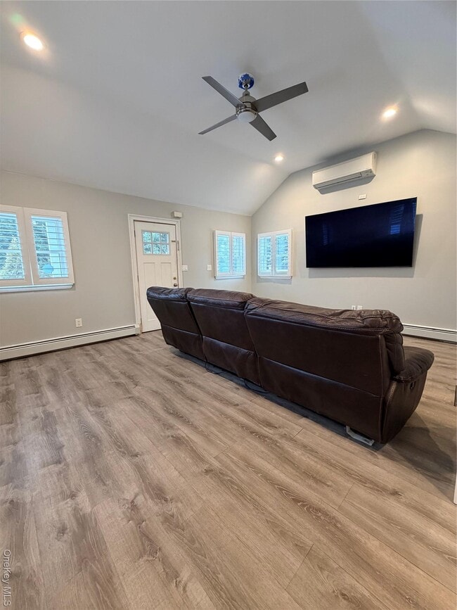 Building Photo - 5 Bristol St