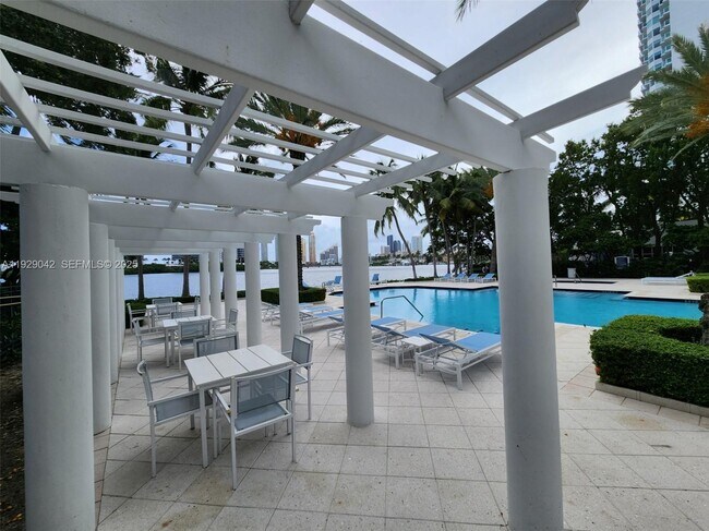 Building Photo - 3255 NE 184th St