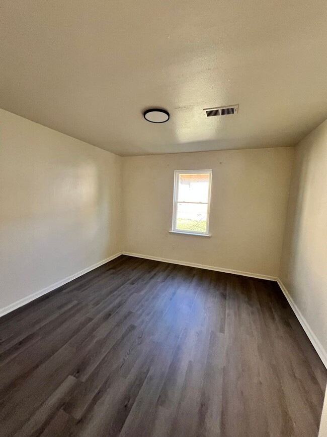 Building Photo - 1 Bedroom - Triplex