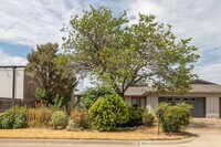 Building Photo - 3 Bed | 2 Bath Duplex in Central Tulsa!