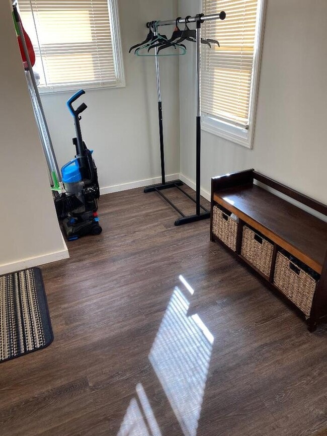 Building Photo - 2 Bedroom house.