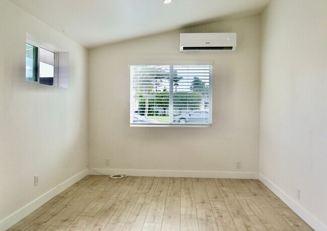 Building Photo - Center St (734)