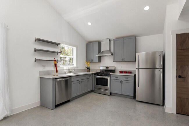 Building Photo - BEUATIFUL BRIGHT 2 + 1 SINGLE FAMILY HOME