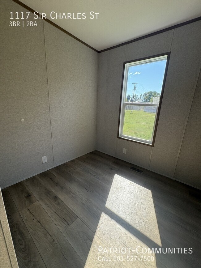 Building Photo - 1117 Sir Charles St