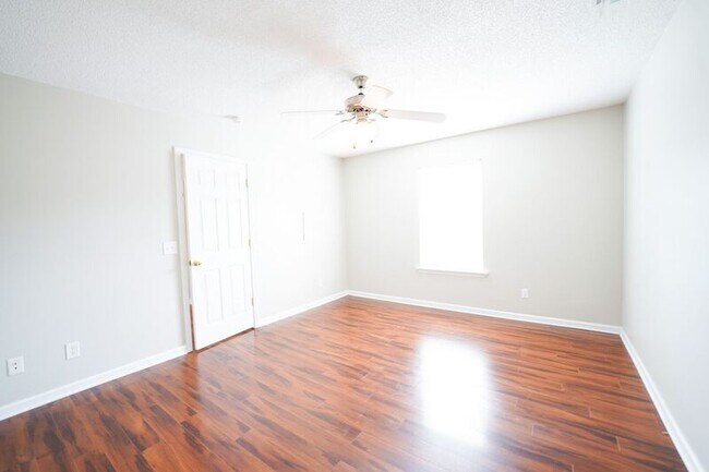 Building Photo - 134 Mustang Dr