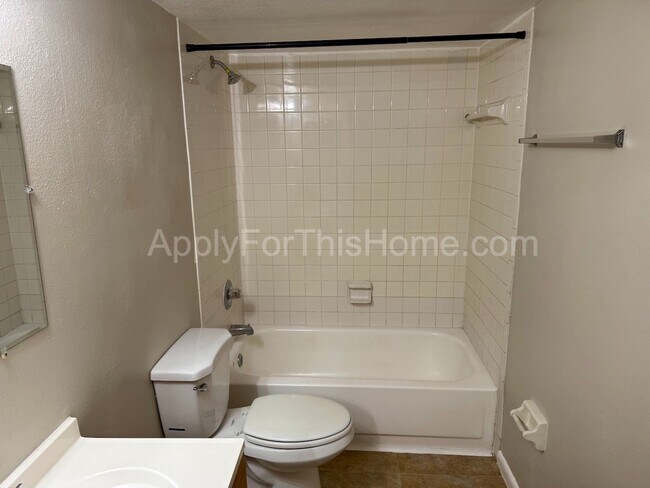 Building Photo - 2 Bedroom Apartment - Busch Gardens Area