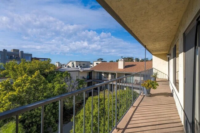 Building Photo - Move-In Ready 2BR/2BA Condo in Prime Cortez Hill Location!