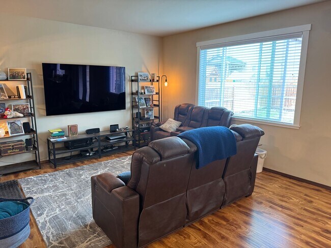 Building Photo - Spacious Vista View Home for Lease