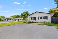 Building Photo - 832 NE 12th Ave