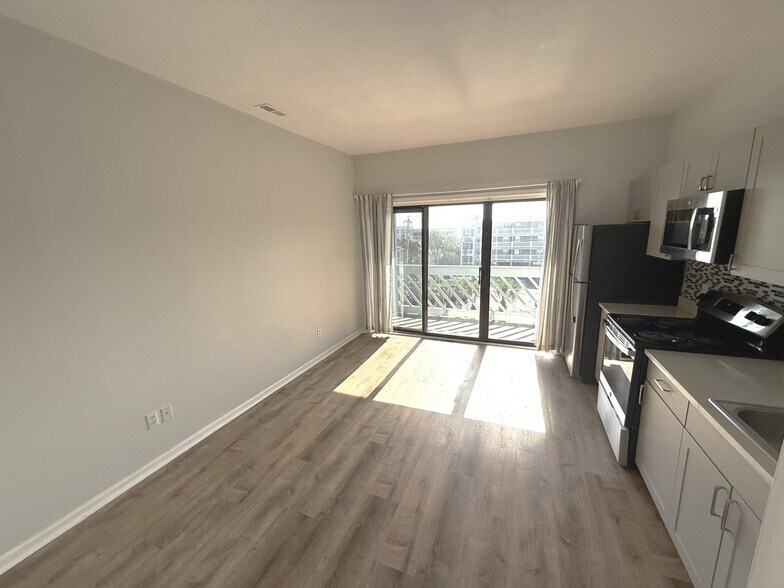 Building Photo - 627 N Waccamaw Dr