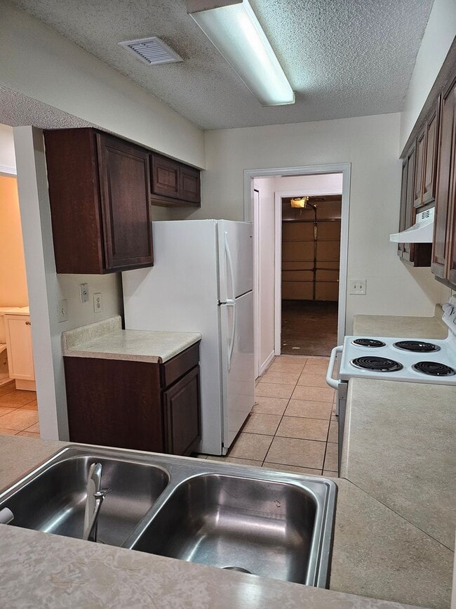 Building Photo - $1250 - 3/2/1 - Collins Road near the Base.