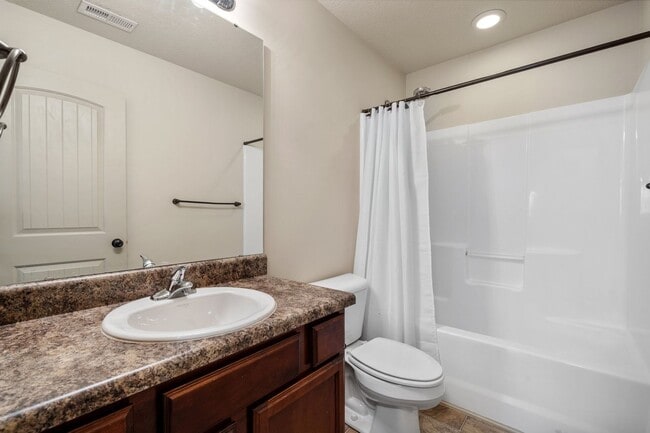 Building Photo - 3 Bedroom, 2 Bath - Ranch in Wynbrook, Boi...