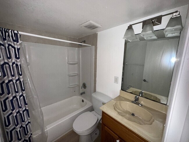 Building Photo - 6505 Dumont Ave