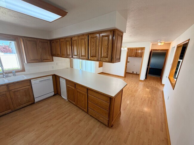 Building Photo - Spacious 3 Bed, 2.5 Bath House in Spokane Valley!