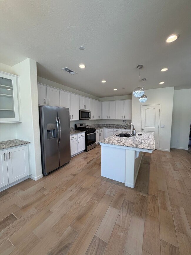Building Photo - Beautiful Home for rent in Tulare!