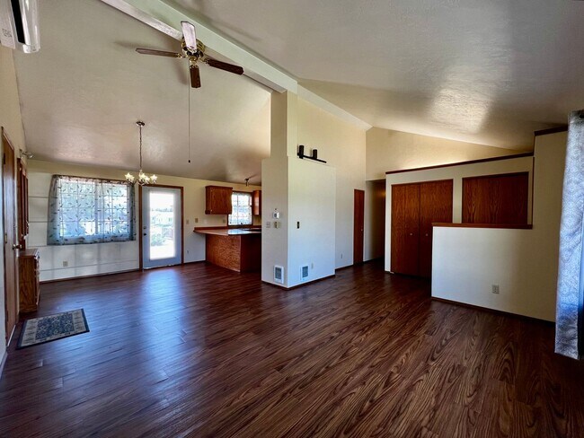 Building Photo - Move in special - $150 off first month's rent!
