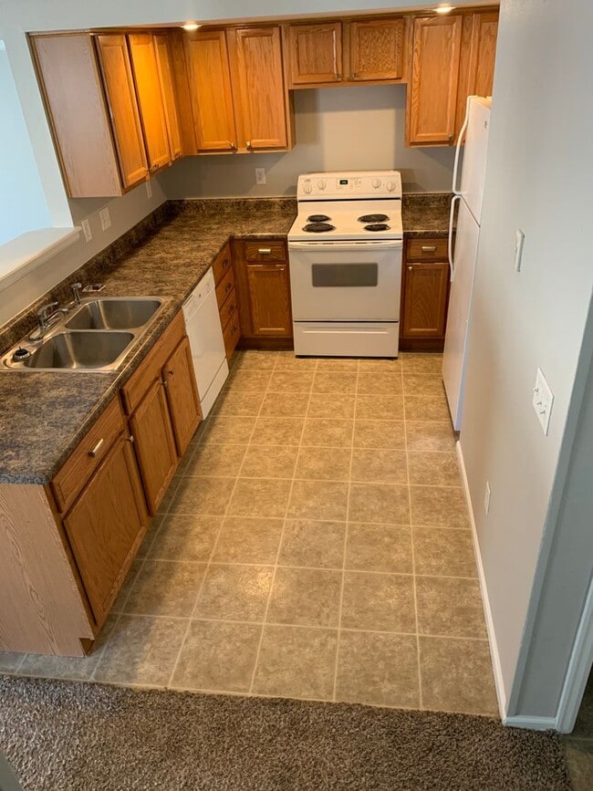 Building Photo - 3 BEDROOM,  2.5 BATHROOM TOWNHOUSE WITH 2 ...
