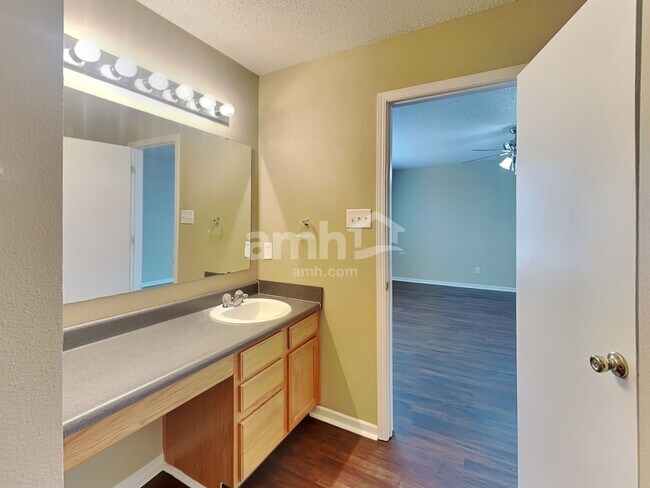 Building Photo - 536 Runnymede Ct