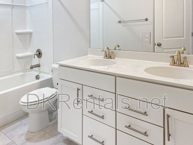 Building Photo - 2650 Quarterdeck Dr