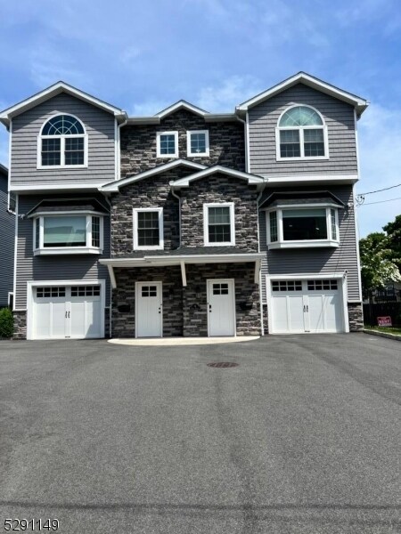 Building Photo - 74 River St