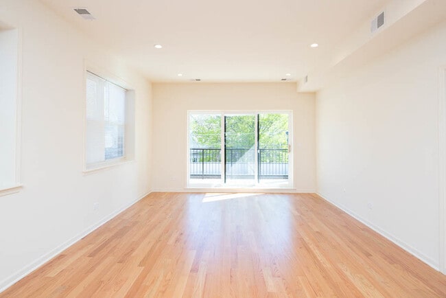 Building Photo - 3013 N Clybourn Ave