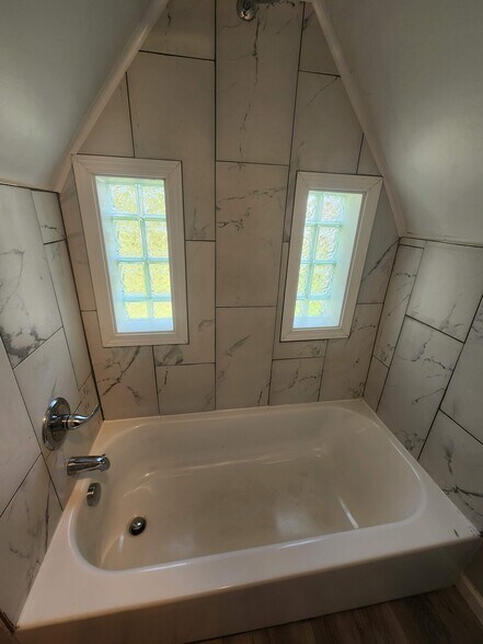 Upper Bath - 4620 Military Rd