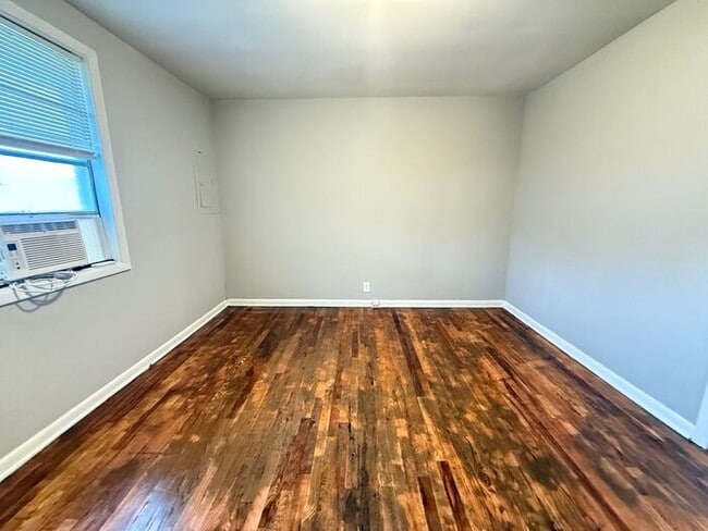 Building Photo - For Rent - 2 Bedroom Apartment Near Downto...