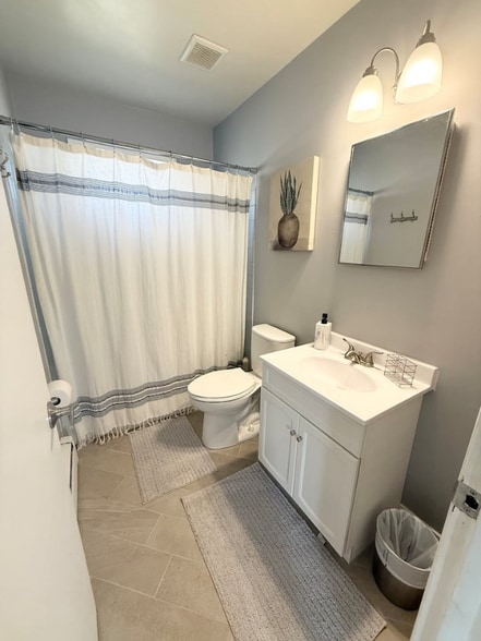 Building Photo - 2328 S Syene Rd