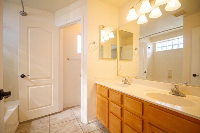 Building Photo - Discover Your Dream Home with a Fantastic Floorplan!