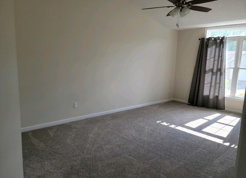 Building Photo - 905 W Estate Dr