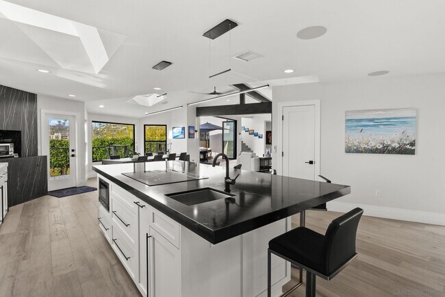Building Photo - 7982 Roseland Dr