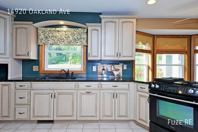 Building Photo - 14920 Oakland Ave