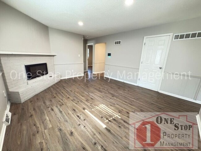 Building Photo - 3 Bed / 2 Bath Duplex in Blue Springs!