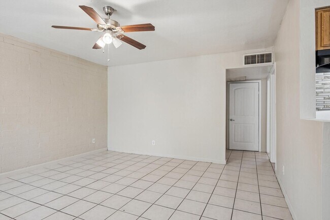 Building Photo - 2133 W Adams St