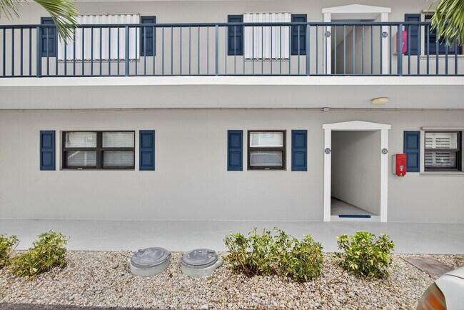 Building Photo - 755 Saturn St