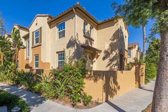 Building Photo - 4 Bed 2.5 Bath Townhome w/ Attached 2-Car ...