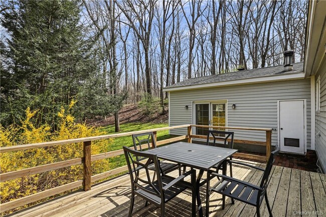 Building Photo - 165 Old Post Rd