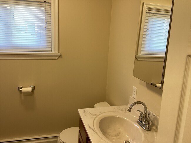 Building Photo - 633 Main St