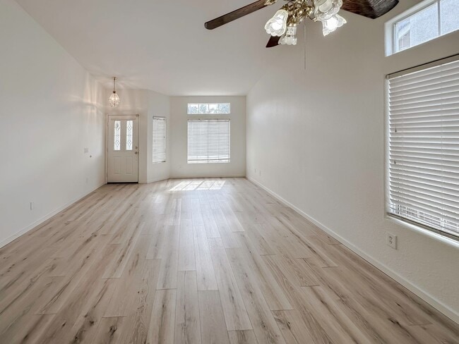 Building Photo - Single family home in Menifee!