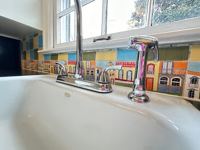 Building Photo - Charming 2-Bedroom Cottage-Style Home!