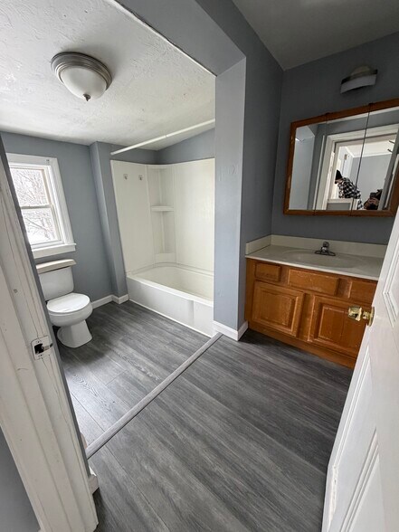 Building Photo - 452 Manchester St