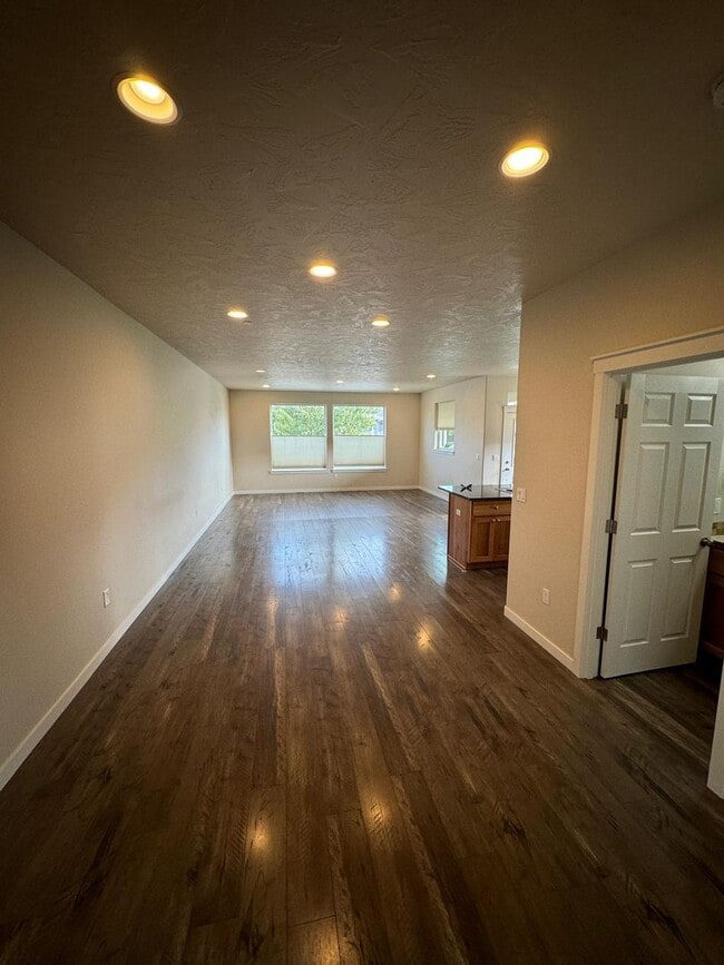 Building Photo - Spacious Duplex in Badger Mountain South